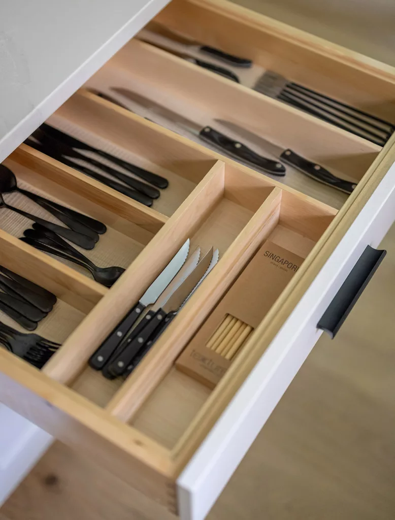 Smart organizer in drawer with cutlery