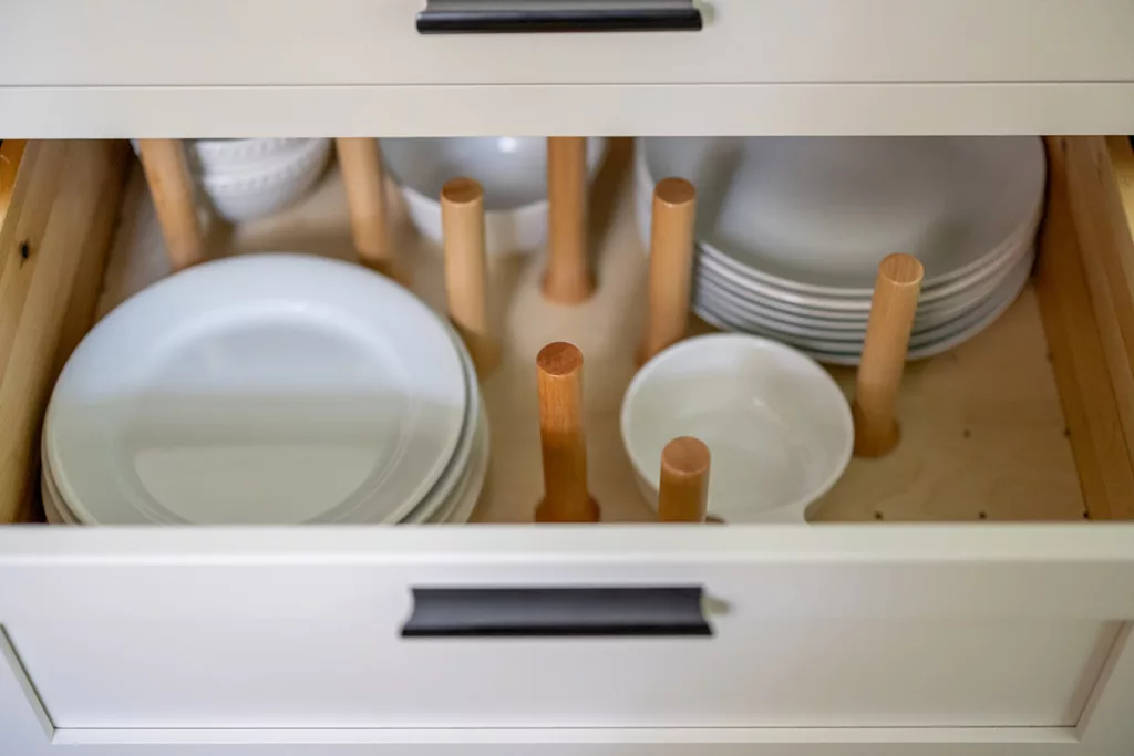 Drawer with plate dividers