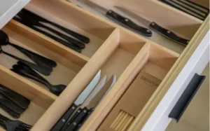 Drawer with cutlery dividers
